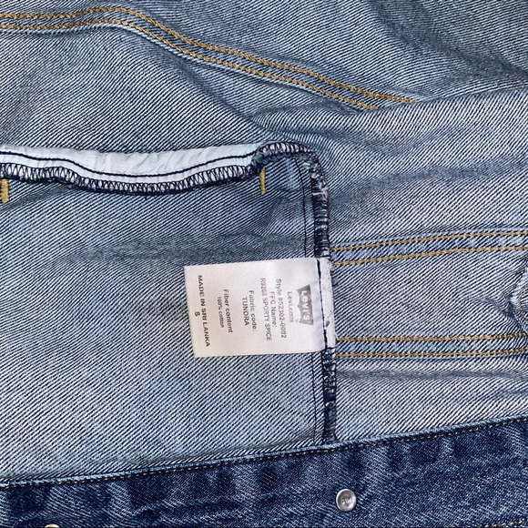 Distressed Levi’s Jacket - Picture 6 of 6